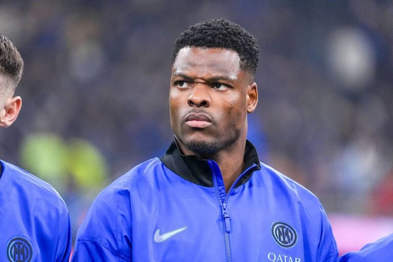 Клуби АПЛ проявляють інтерес до Дензела Дюмфріса