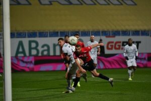 Новини спорту - Луганська Зоря в домашньому матчі мінімально переграла Карпати