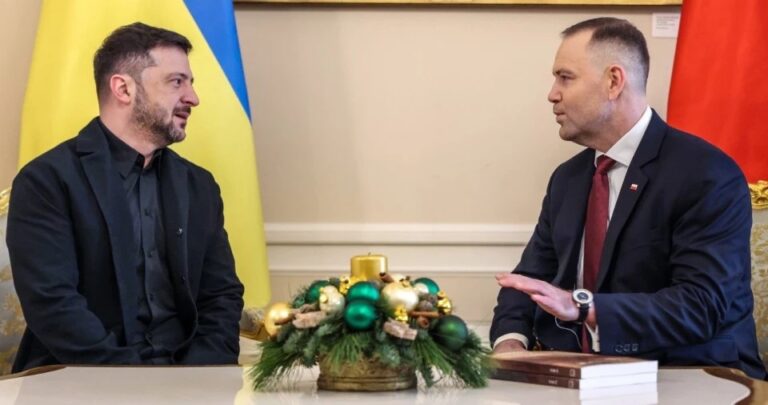 Навроцький подарував Зеленському книгу про Волинську трагедію