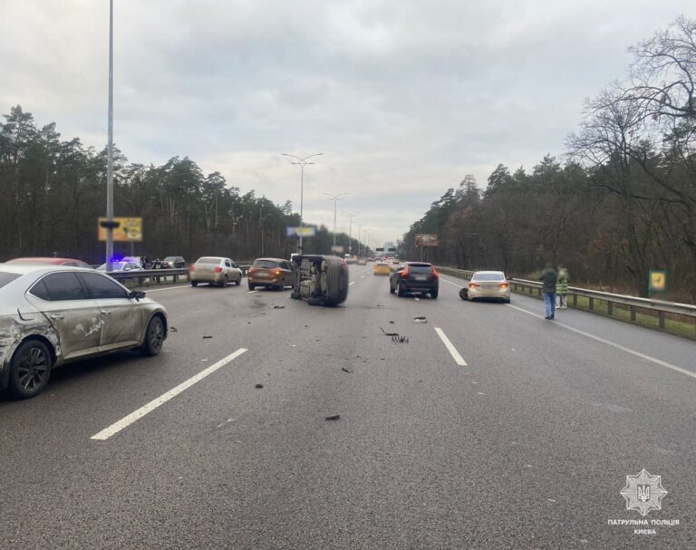 Під Києвом сталась масштабна ДТП за участі кількох авто