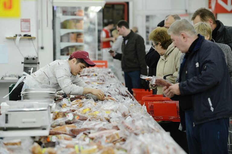 Росіяни економлять на їжі: виробництво скоротилося вперше за 15 років