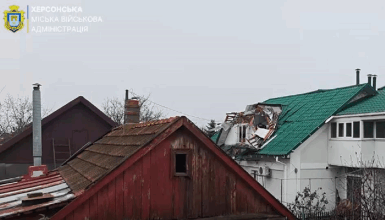 Росіяни вдарили по Корабельному районі Херсона, є руйнування