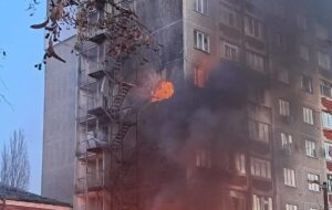 Росіяни влучили в багатоповерховий будинок у Чернігові