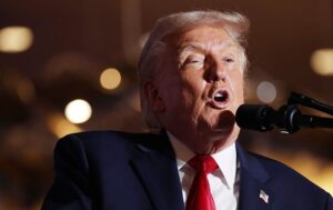 Трамп наказав повністю блокувати підсанкційні нафтові танкери Венесуели