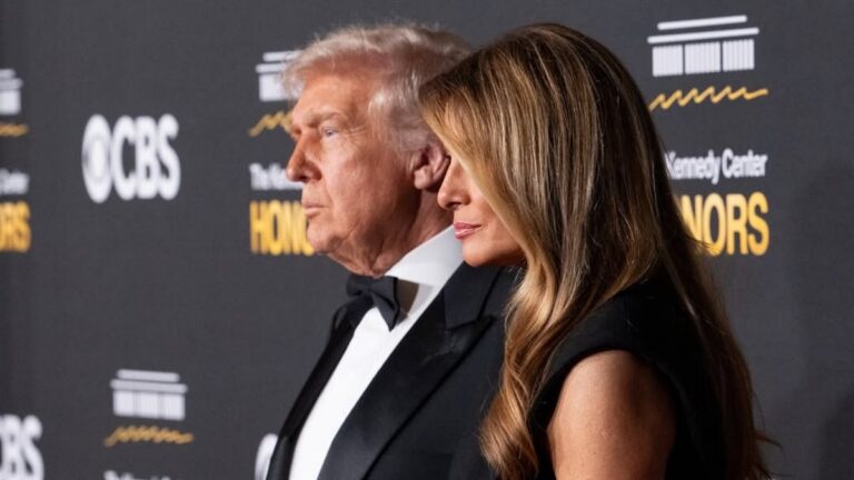 Трампи показали різдвяний портрет