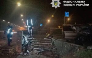 Новини Києва - У Києві 18-річний водій загинув, влетівши у підземний перехід