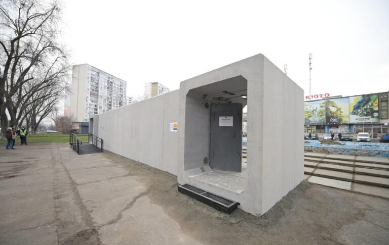 У Києві встановили перше мобільне укриття