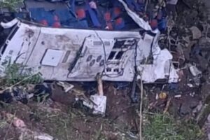 Новини світу - У Колумбії шкільний автобус впав у 80-метрову прірву: 16 загиблих