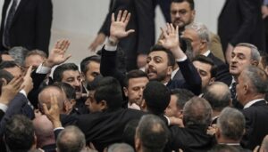 У турецькому парламенті депутати влаштували бійку