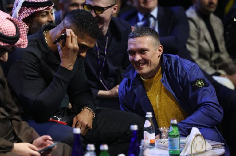 Усик подарував Джошуа вишиванку під час зустрічі