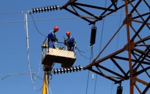 Новини України - В Дніпрі мешканці будинків через відключення світла напали на енергетиків