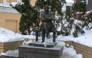 В Києві демонтують пам’ятники Булгакову й Ахматовій