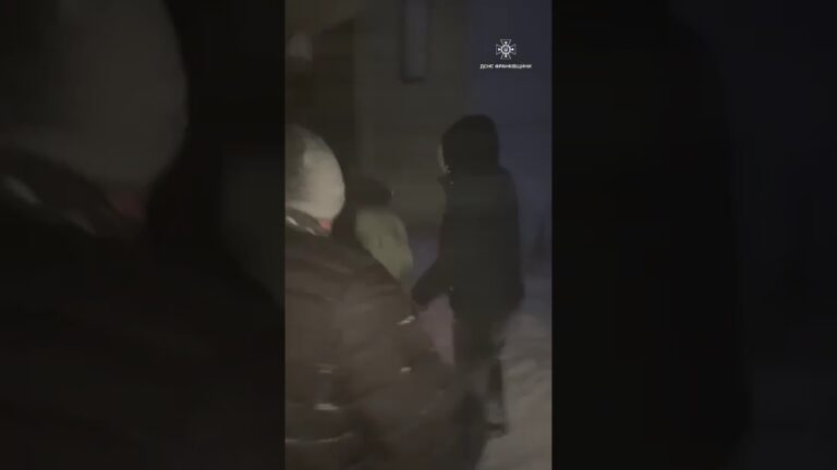 Франківщина: рятувальники визволяють авто зі снігових пасток. Допомогли 32 людям, з них 7 — діти.