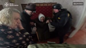 Рятувальники групи «ФЕНІКС» евакуювали маломобільну людину