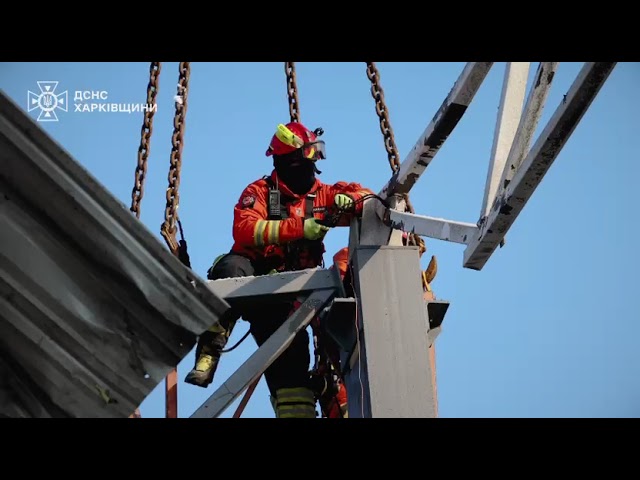Кадри ліквідації наслідків комбінованого удару по поштовому терміналу