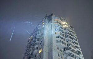 Дрон росіян пошкодив багатоповерхівку в Києві