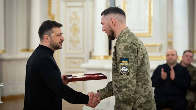 Володимир Зеленський вручив нагороди українським героям та їхнім родинам