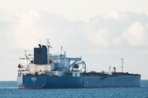 Макрон пояснив, чому Франція відпустила “тіньовий танкер” РФ