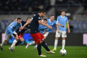 Маліновський реалізує пенальті в матчі з Лаціо