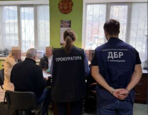 Митник Чернівецької митниці за 15 тисяч євро організовував виїзд військовозобов’язаних чоловіків за кордон