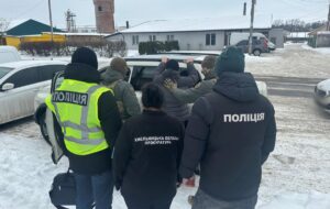 На Хмельниччині затримано вимагача, що тероризував родину військового