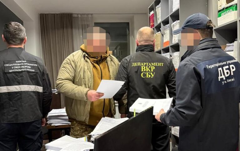 На Київщині командир частини брав гроші з військових за “відпустки”