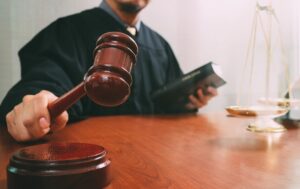 На Київщині ув’язнили батька хлопчика, який застрелив дівчинку-сусідку