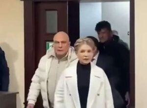 Корупція - Навіть не 17-й Тимошенко в суді іронізує над вилученим у неї старим iPhone