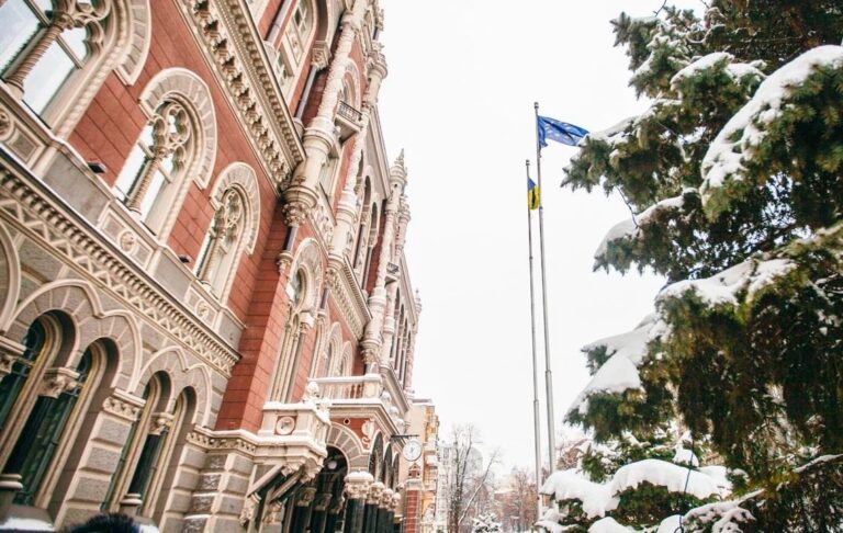 НБУ продав понад $700 млн на тлі обвалу гривні