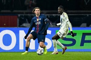 Новини спорту - ПСЖ, затамувавши подих, стежив за діями Забарного на полі