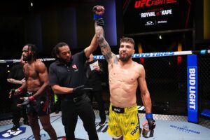 Стали відомі деталі контракту Амосова з UFC