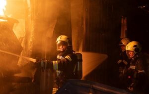 У Харкові БПЛА влучив у будинок: загинула дівчина