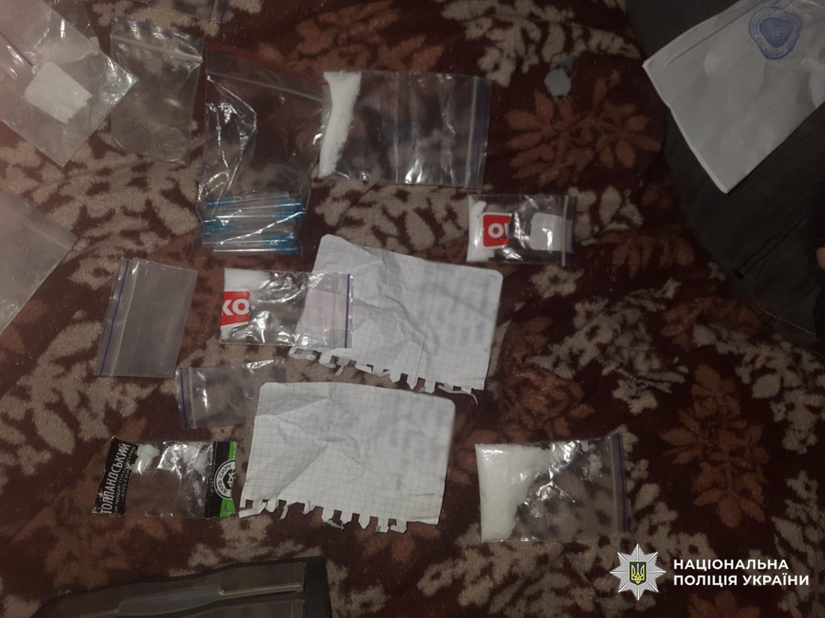 Новини Києва - У Києві судитимуть жінку, яка збувала наркотики з вікна квартири