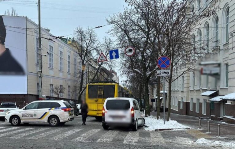 У центрі Києва в проваллі дороги застряг тролейбус