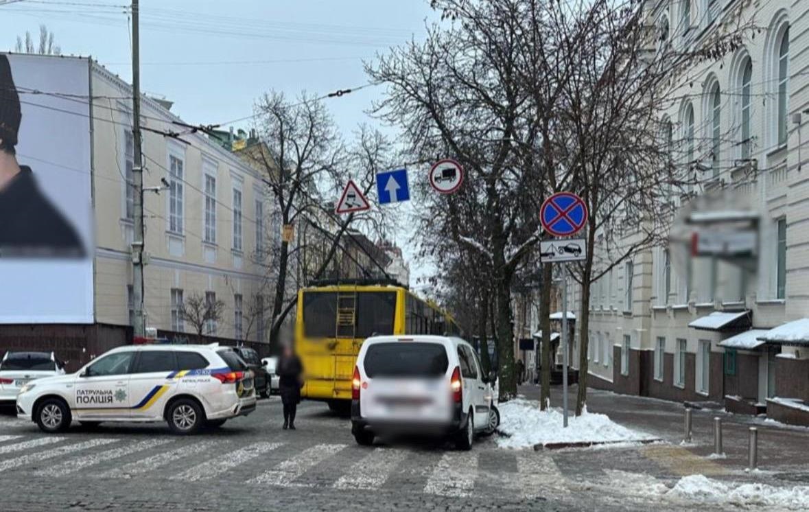 Новини Києва - У центрі Києва в проваллі дороги застряг тролейбус