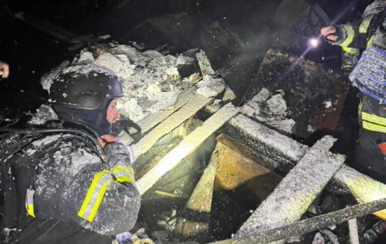 Удари РФ по Київщині: рятувальники дістали з-під завалів родину з дитиною