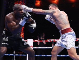 Усик увійшов до числа претендентів на Нокаут року за версією The Ring