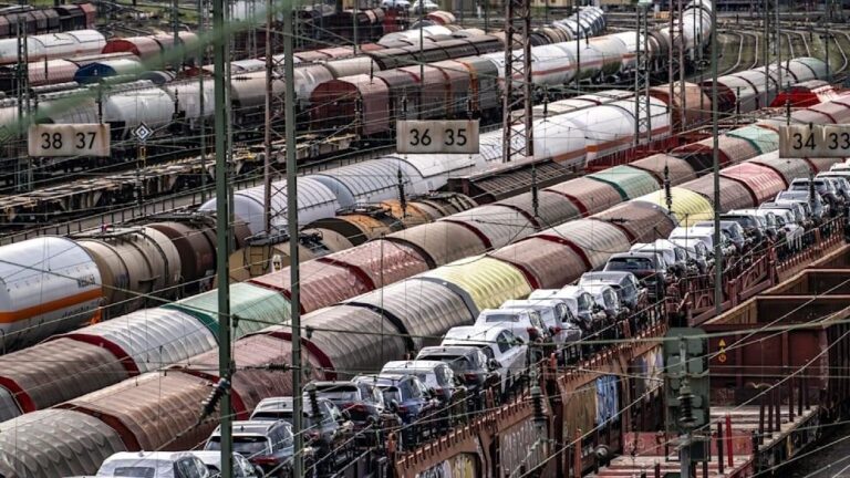 В Німеччині з рейок зійшов локомотив, поліція не виключає саботаж – ЗМІ