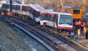 В Німеччині з рейок зійшов поїзд: пошкоджено зустрічний потяг з пасажирами