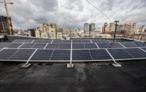 В Україні спростилися правила встановлення сонячних електростанцій на дахах