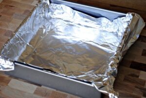 Блискуча чи матова: яка сторона фольги є безпечною при куховарстві