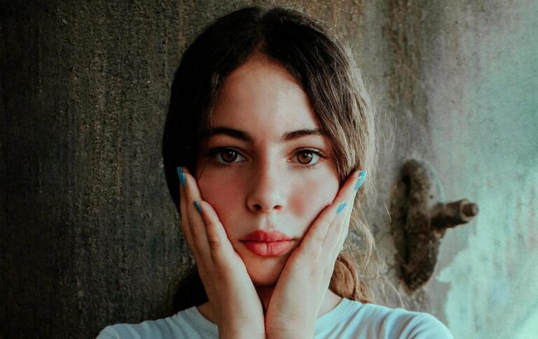 Чи вірити народним прикметам: чому горять щоки у різні дні