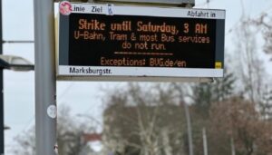 Майже по всій Німеччині через страйк на два дні зупинився транспорт