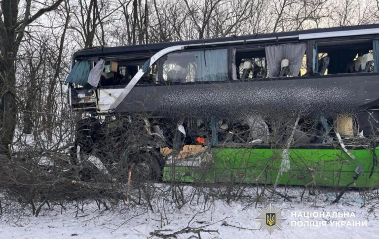 На Кіровоградщині фура влетіла в автобус, є жертви