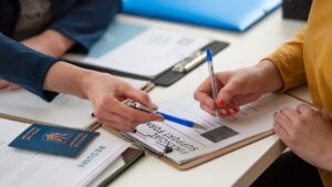 Не лише переселенці: хто може отримати фінансову допомогу в Україні