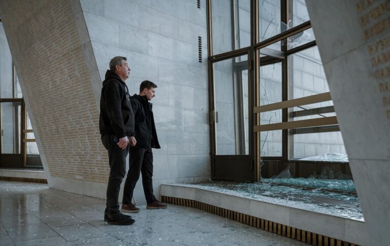 РФ пошкодила зал слави у підніжжі монумента Батьківщина-мати в Києві