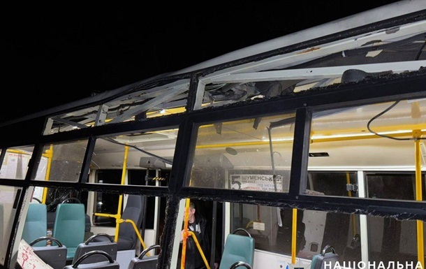 Російький дрон вдарив по маршрутці в Хероні, є поранені