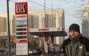 США сповільнили продаж активів Лукойлу для тиску на Росію – ЗМІ