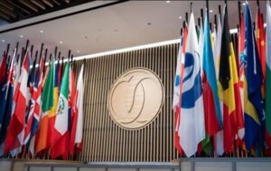 Світова економіка помірно зростає, але з глибокими структурними кризами