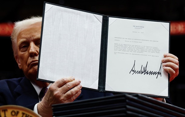 Трамп продовжив санкції проти Росії на рік